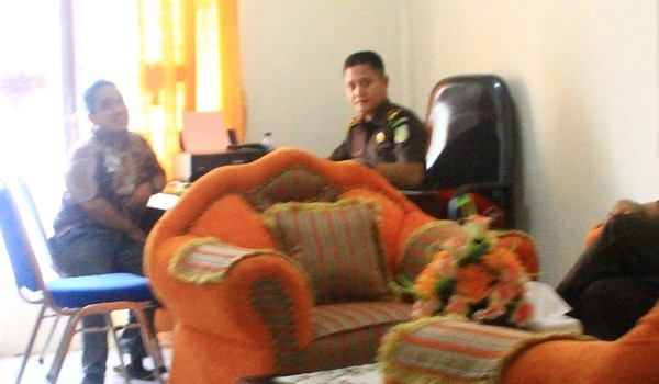 Iwan ceper saat diperiksa oleh penyidik Kejaksaan Negeri Tebo beberapa waktu lalu